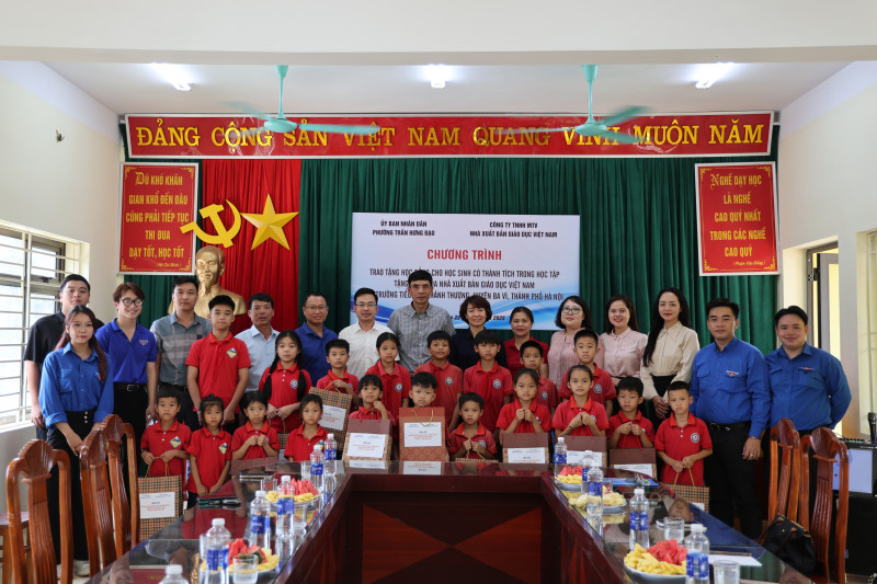 Chương trình trao tặng học bổng cho các học sinh